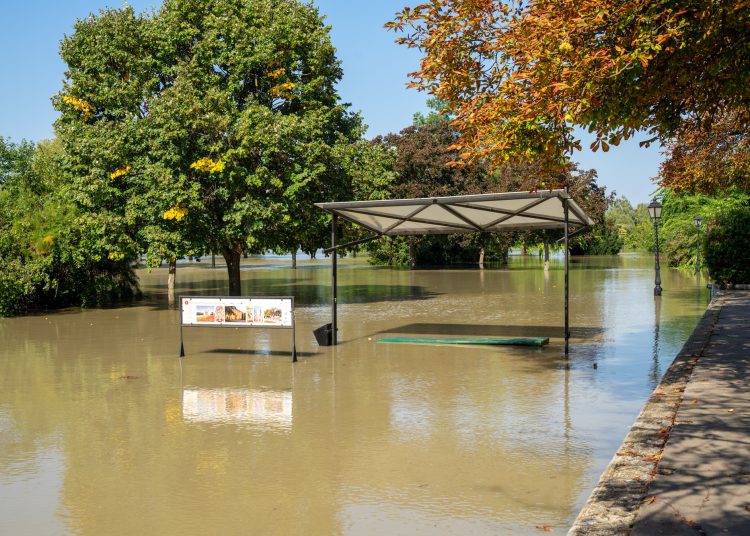 Fotógaléria: a Duna elérte a 7 métert, de a gát elkészült