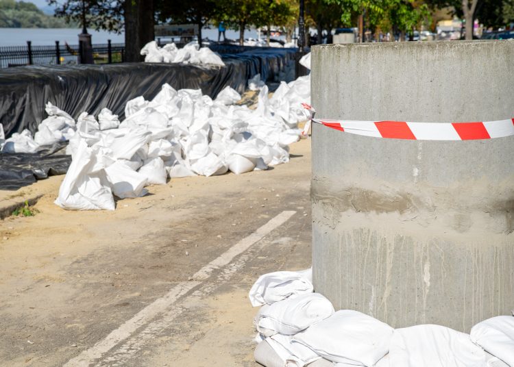 Fotógaléria: a Duna elérte a 7 métert, de a gát elkészült