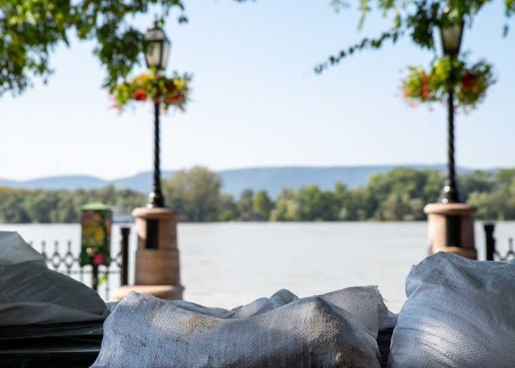 Fotógaléria: a Duna elérte a 7 métert, de a gát elkészült