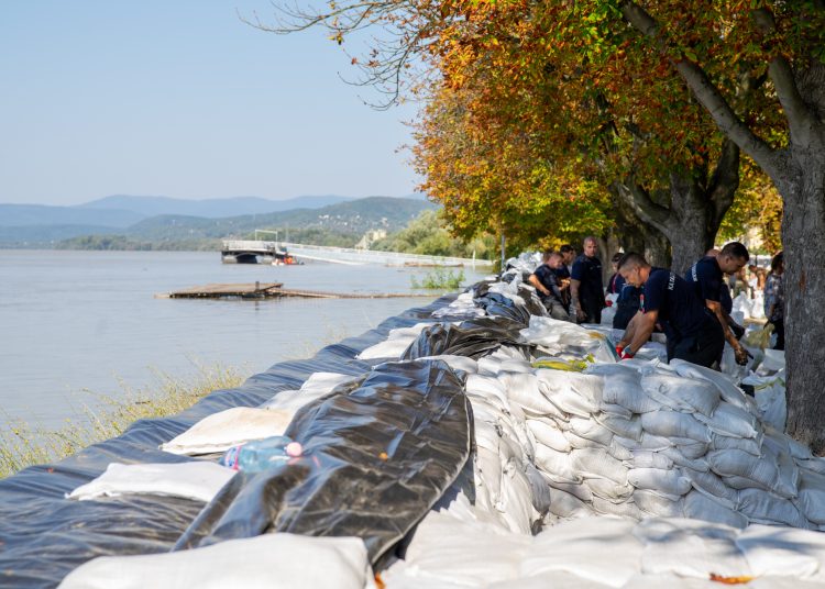 Fotógaléria: a Duna elérte a 7 métert, de a gát elkészült