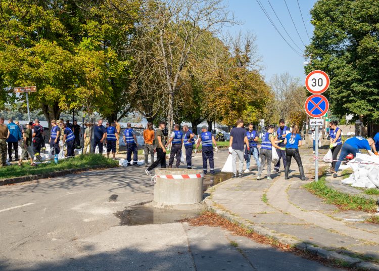Fotógaléria: a Duna elérte a 7 métert, de a gát elkészült