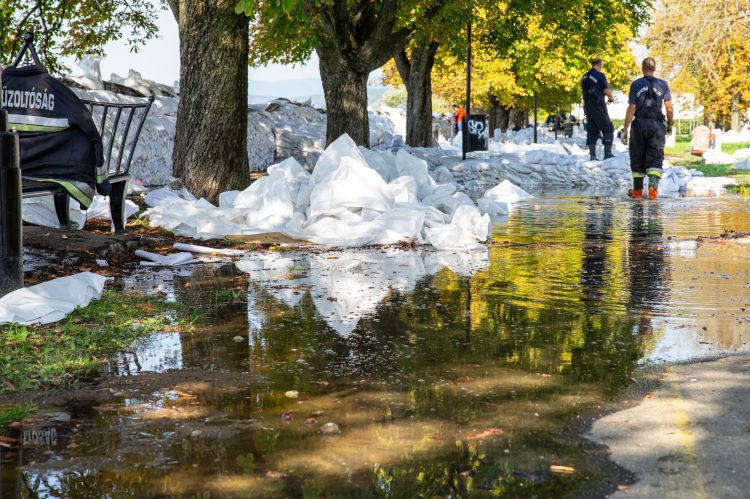 Fotógaléria: a Duna elérte a 7 métert, de a gát elkészült