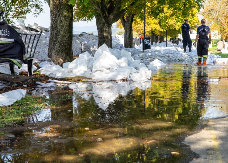 Fotógaléria: a Duna elérte a 7 métert, de a gát elkészült