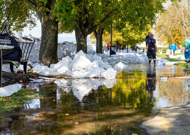 Fotógaléria: a Duna elérte a 7 métert, de a gát elkészült