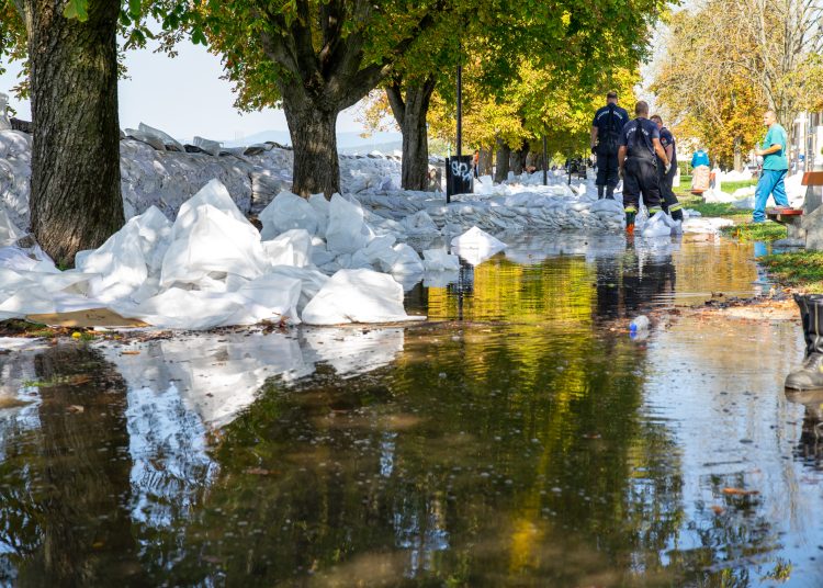 Fotógaléria: a Duna elérte a 7 métert, de a gát elkészült