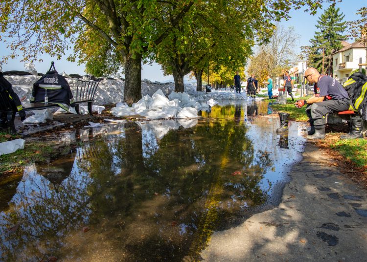 Fotógaléria: a Duna elérte a 7 métert, de a gát elkészült