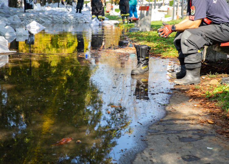Fotógaléria: a Duna elérte a 7 métert, de a gát elkészült