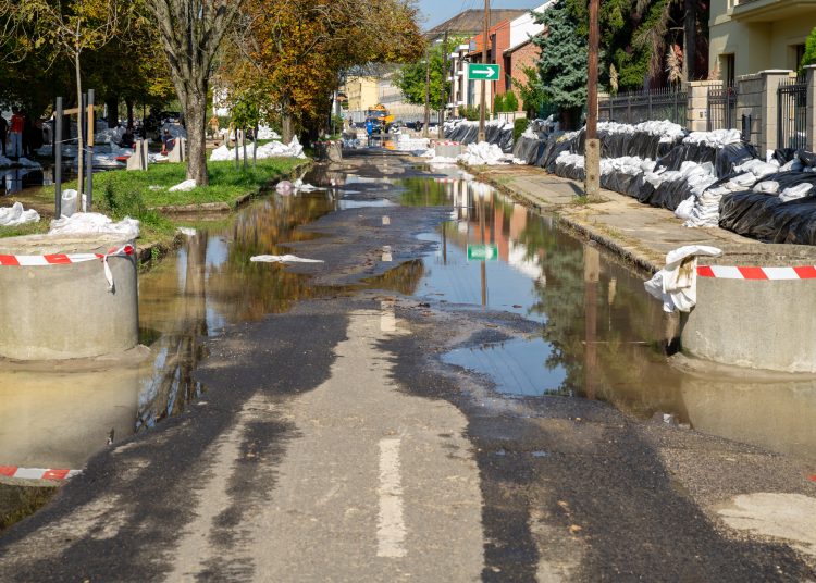 Fotógaléria: a Duna elérte a 7 métert, de a gát elkészült