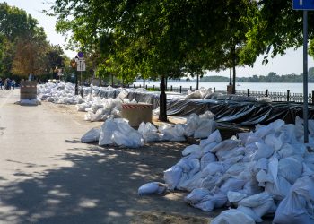 Fotógaléria: a Duna elérte a 7 métert, de a gát elkészült