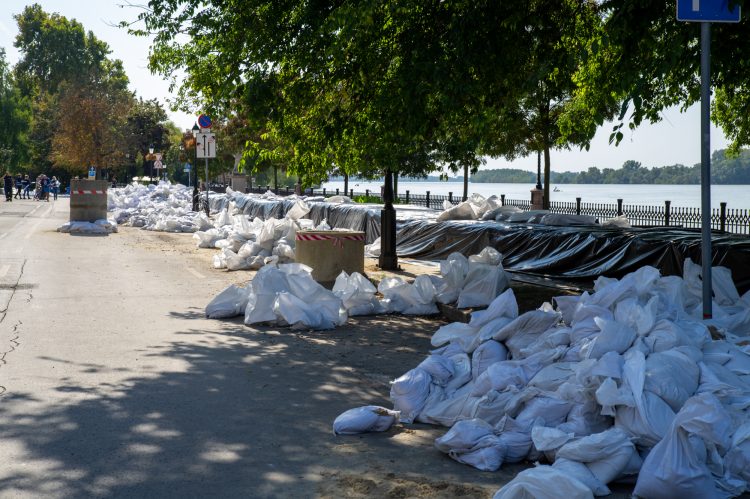 Fotógaléria: a Duna elérte a 7 métert, de a gát elkészült