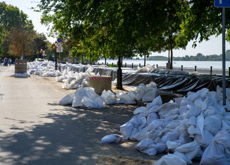 Fotógaléria: a Duna elérte a 7 métert, de a gát elkészült