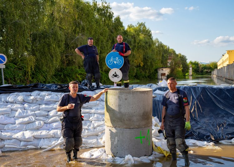 Galéria: látványos képeken az áradó Duna és a védekezés