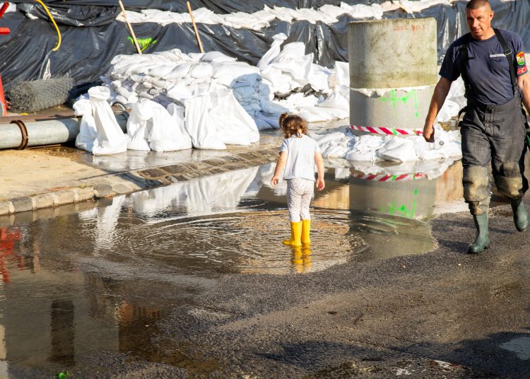 Galéria: látványos képeken az áradó Duna és a védekezés