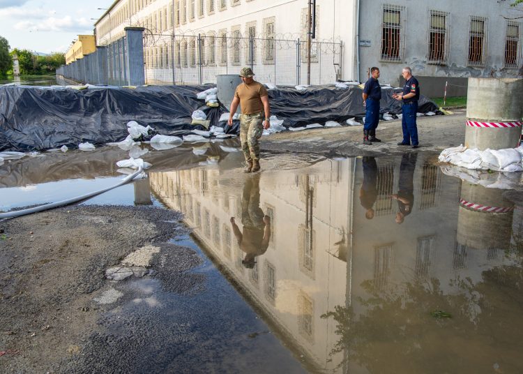 Galéria: látványos képeken az áradó Duna és a védekezés