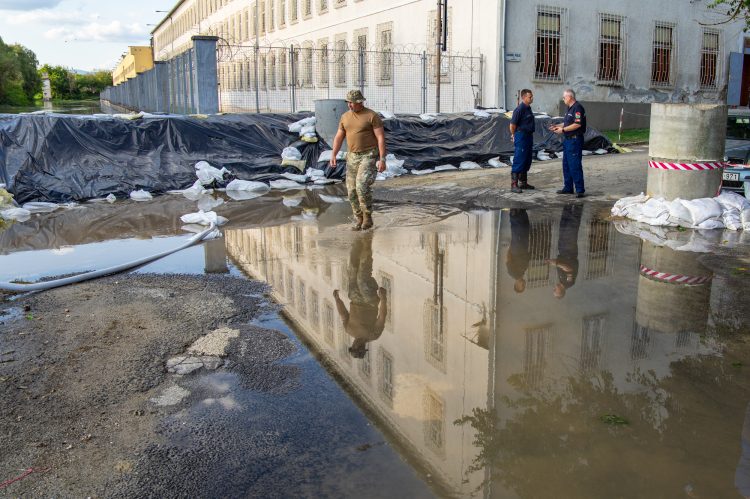 Úszik a Duna-part: látványos videót készítettek a Pest megyei rendőrök