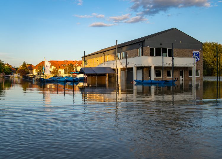 Galéria: látványos képeken az áradó Duna és a védekezés