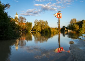 Videó: drámai felvételek az áradó Dunáról naplemente előtt