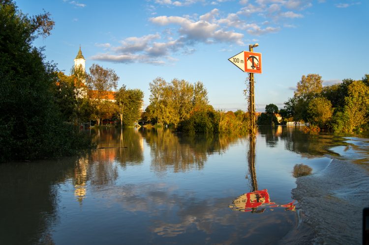 Videó: drámai felvételek az áradó Dunáról naplemente előtt