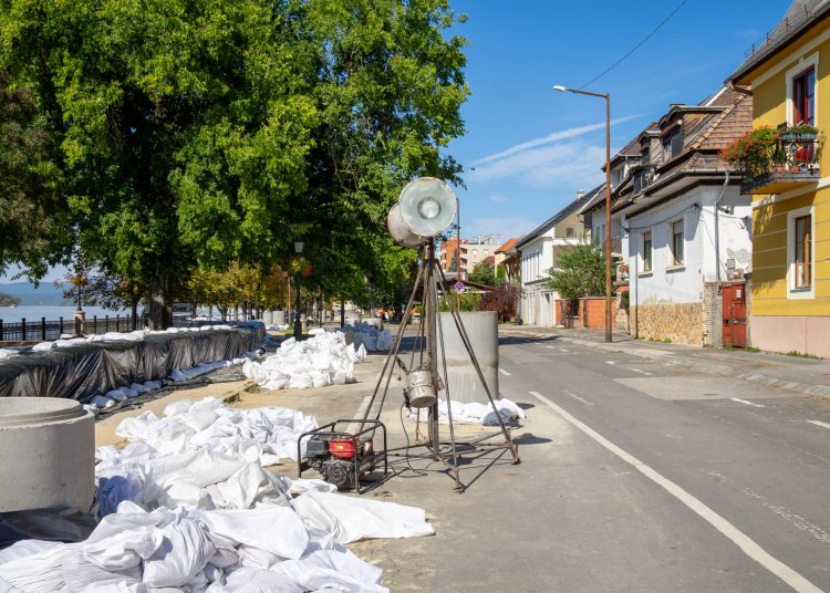 Galéria: látványos képeken az áradó Duna és a védekezés