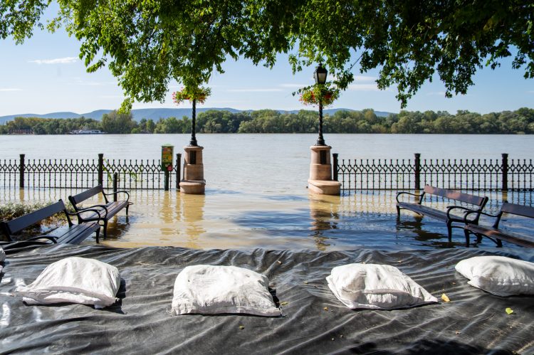 Galéria: látványos képeken az áradó Duna és a védekezés