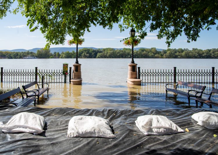 Galéria: látványos képeken az áradó Duna és a védekezés