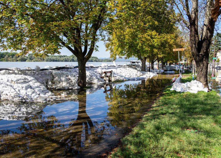 Galéria: látványos képeken az áradó Duna és a védekezés