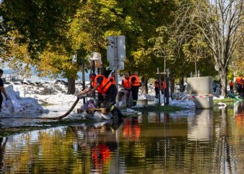 Galéria: látványos képeken az áradó Duna és a védekezés