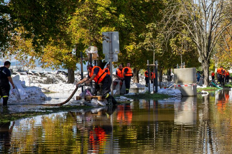 Galéria: látványos képeken az áradó Duna és a védekezés