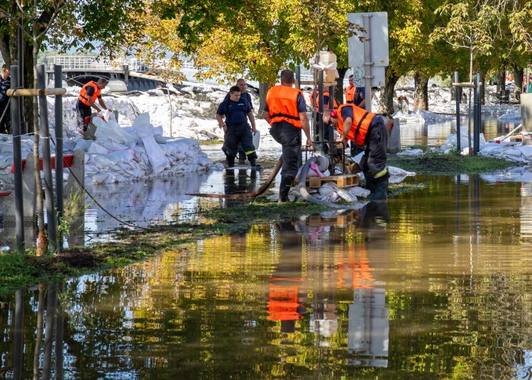 Galéria: látványos képeken az áradó Duna és a védekezés