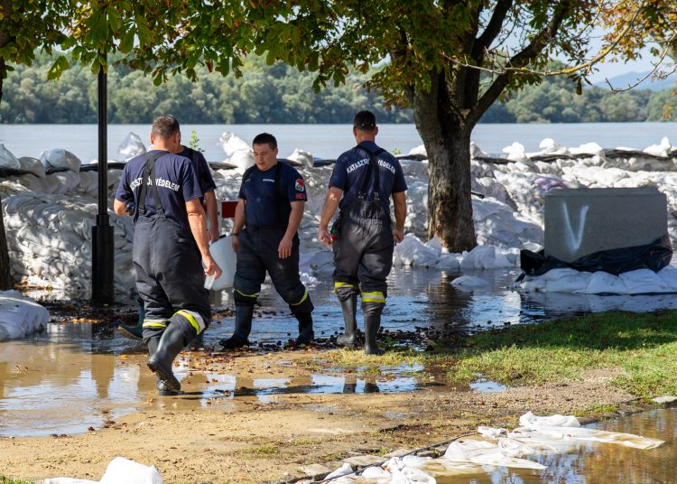Galéria: látványos képeken az áradó Duna és a védekezés