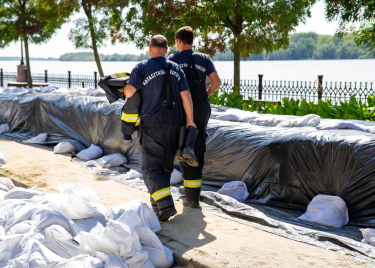 Galéria: látványos képeken az áradó Duna és a védekezés