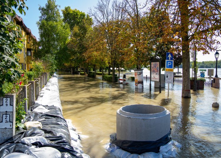 Galéria: látványos képeken az áradó Duna és a védekezés