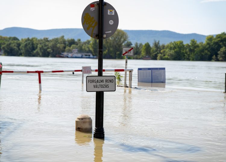 Galéria: látványos képeken az áradó Duna és a védekezés
