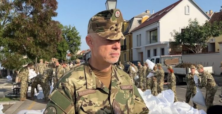 A honvédelmi miniszter szerint jól halad a védekezés Vácon