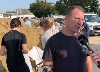 Ennyien dolgoznak jelenleg az árvízi védekezésen Vácon – videóval