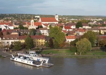 Drónvideó az emelkedő Dunáról és a megfeszített védekezésről