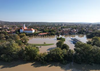 Látványos drónvideók és -képek az elöntött partokról Vácnál