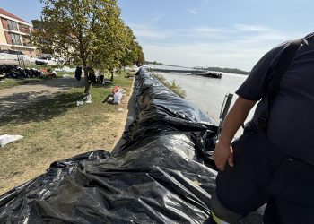 Szivattyúkkal tartják vissza a vizet a sétányon, 24 órában őrzik a gátat