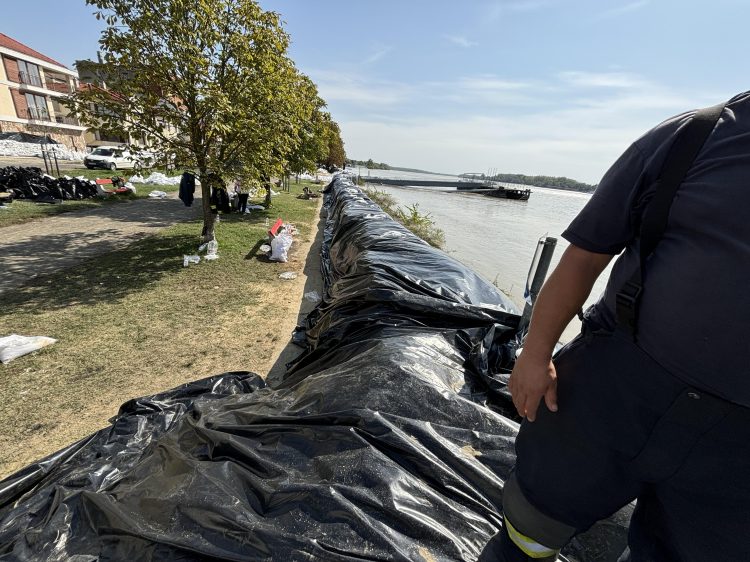 Szivattyúkkal tartják vissza a vizet a sétányon, 24 órában őrzik a gátat