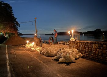Éjszaka is zajlottak a munkálatok a gát erősítésén Vácon – videóval