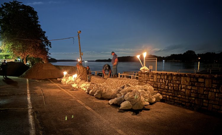 Éjszaka is zajlottak a munkálatok a gát erősítésén Vácon – videóval