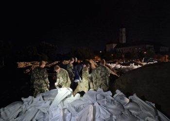20 ezer homokzsákot töltöttek meg, jött még 110 ezer, megérkeztek a katonák is – videóval