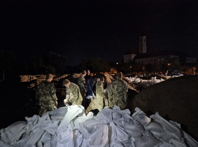 20 ezer homokzsákot töltöttek meg, jött még 110 ezer, megérkeztek a katonák is – videóval