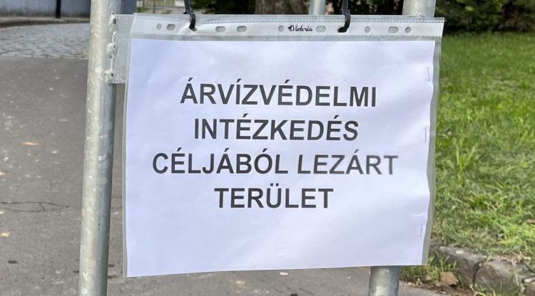 Térképen, hogy hol vannak útlezárások és kerülőutak Vácon