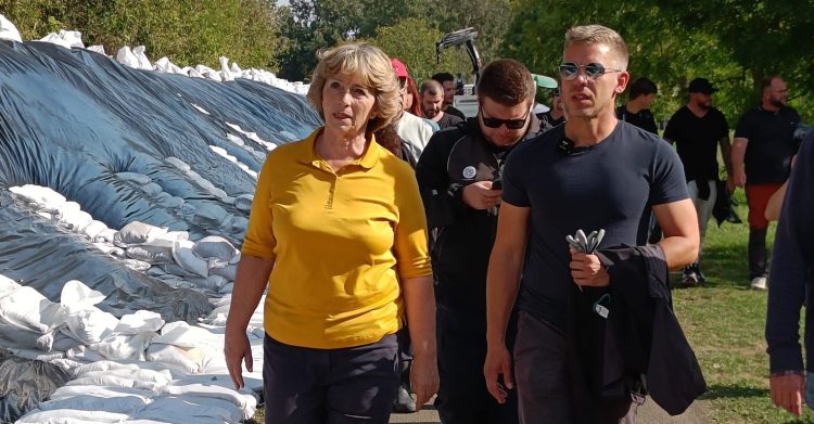 Magyar Péter Vácon bírálta, hogy az állam helyett a civileknek kell megvédeniük Magyarországot