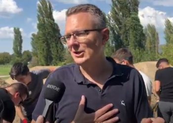 Az önkéntesek szerepét emelte ki lapáttal kezében Rétvári Bence