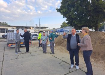 A Szérűskertnél egész éjjel dolgoztak, több ezer zsákot töltöttek meg, ide várják az önkénteseket –  képek