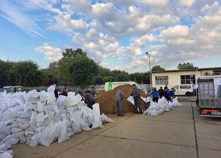 A Szérűskertnél egész éjjel dolgoztak, több ezer zsákot töltöttek meg, ide várják az önkénteseket –  képek