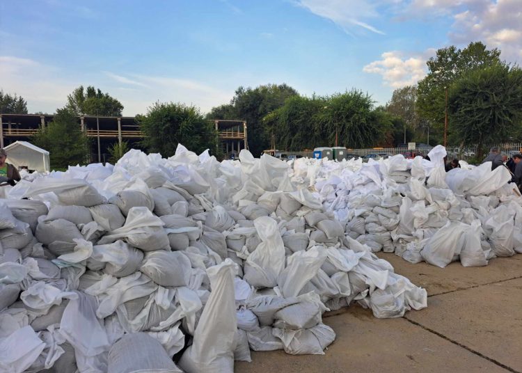 A Szérűskertnél egész éjjel dolgoztak, több ezer zsákot töltöttek meg, ide várják az önkénteseket –  képek