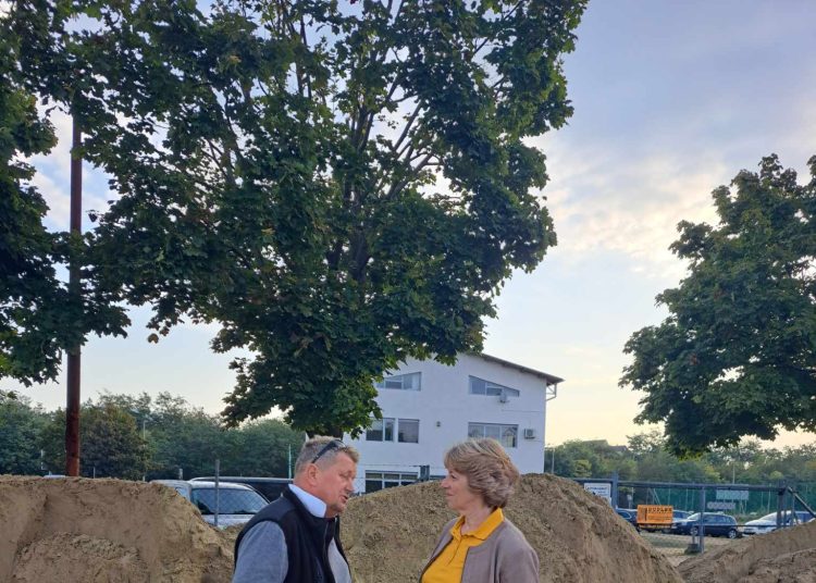 A Szérűskertnél egész éjjel dolgoztak, több ezer zsákot töltöttek meg, ide várják az önkénteseket –  képek